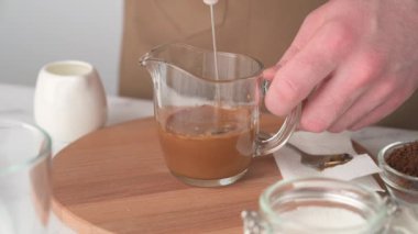 Kore ferahlatıcı kremalı kremalı kahvesi. Dalgona kahvesi yapma süreci.