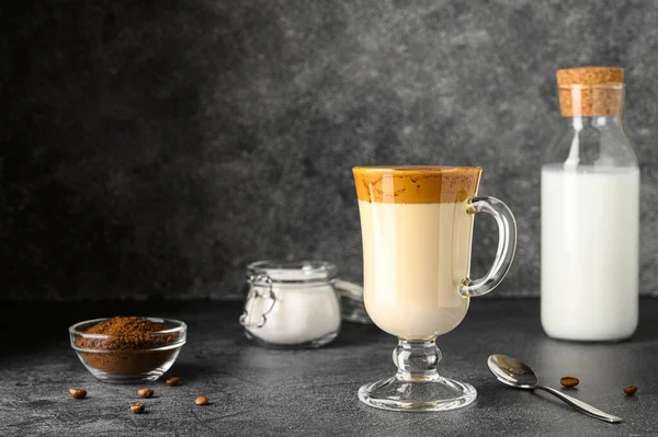 Iced Dalgona kopi di gelas cangkir di atas meja gelap. Trendy krim penyegaran kopi dicambuk. Kopi Korea. — Stok Foto