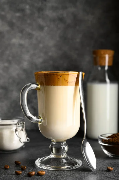 Penutup Iced Dalgona coffee in glass mug on dark background. Trendy krim penyegaran kopi dicambuk. Kopi Korea. — Stok Foto