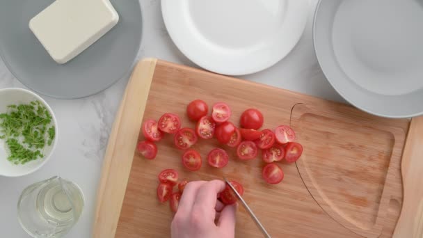 Szef kroi pomidory wiśniowe. Wegańskie jedzenie. Letnia sałatka orzeźwiająca. — Wideo stockowe