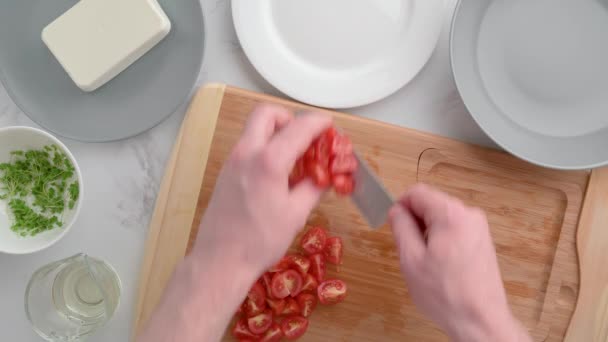 O cozinheiro põe tomates de cereja em um prato. Comida Vegan. Salada refrescante de verão . — Vídeo de Stock