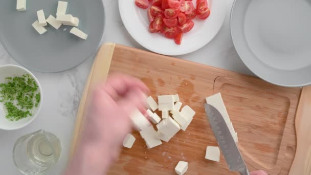 El chef pone queso feta en un plato. Comida vegana. Ensalada refrescante de verano . — Vídeo de stock