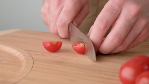 Chef corta tomates cereja. Comida Vegan. Cozinhar salada refrescante verão . — Vídeo de Stock