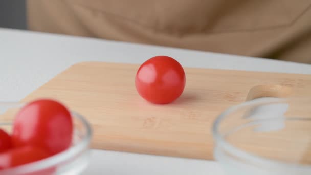 Chef corta tomates cereja. Comida Vegan. Cozinhar salada refrescante verão . — Vídeo de Stock