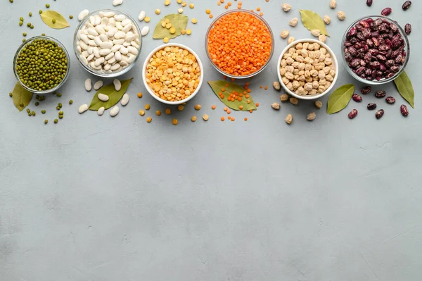 Diverse bronnen van plantaardige eiwitten: bonen, linzen, erwten, kikkererwten, mungboon in kommen. Een gezond en evenwichtig dieet voor veganisten en vegetariërs. — Stockfoto