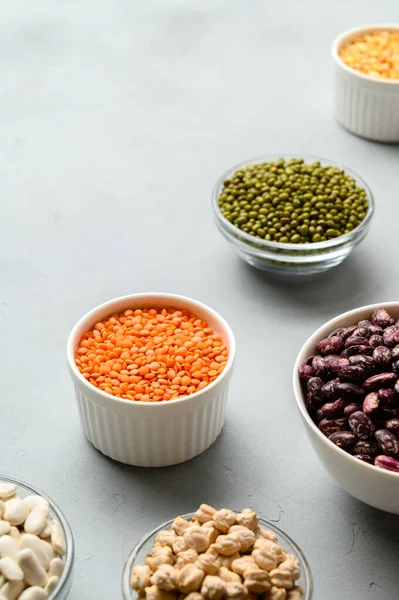 Diverse bronnen van plantaardige eiwitten: bonen, linzen, erwten, kikkererwten, mungboon in kommen. Een gezond en evenwichtig dieet voor veganisten en vegetariërs. — Stockfoto