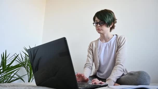 Educación a distancia en línea. Adolescente colegiala estudiando en casa utilizando el ordenador portátil — Vídeos de Stock