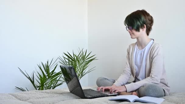 Educación a distancia en línea. Adolescente colegiala estudiando en casa utilizando el ordenador portátil — Vídeos de Stock