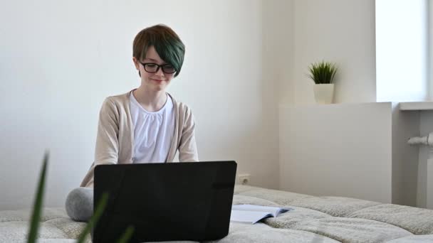 Educación a distancia en línea. Adolescente colegiala estudiando en casa utilizando el ordenador portátil — Vídeos de Stock