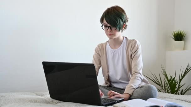 Educación a distancia en línea. Adolescente colegiala estudiando en casa utilizando el ordenador portátil — Vídeos de Stock