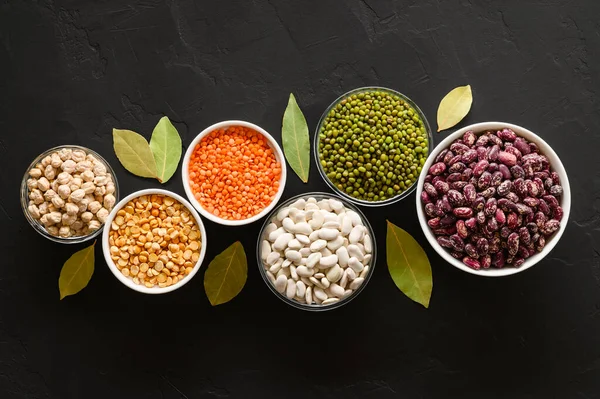 Diverse bronnen van plantaardige eiwitten: bonen, linzen, erwten, kikkererwten, mungboon in kommen. Een gezond en evenwichtig dieet voor veganisten en vegetariërs. — Stockfoto