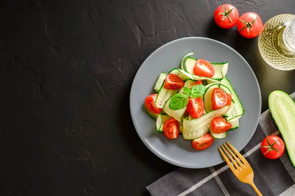 Friska grönsakssallad av färska körsbärstomater, gurkor på en tallrik. Vegansk mat. Sommar uppfriskande detox sallad. — Stockfoto