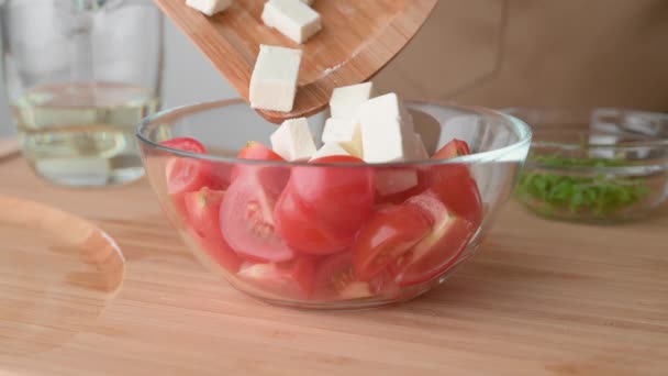 Chef met du fromage feta dans un bol . — Video