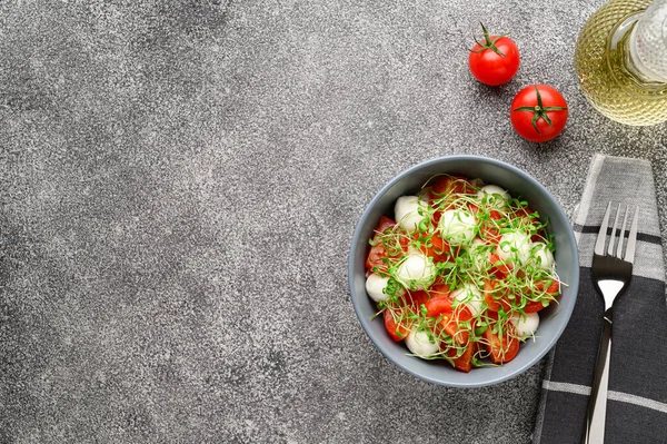 Italiensk mat. Läcker kaprissallad med mozzarellaost, körsbärstomater och arugula microgreens. — Stockfoto