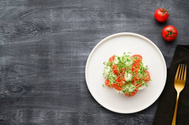 Caprese mozzarella peyniri, kiraz domatesleri ve roka mikro yeşili geleneksel İtalyan sebze salatasıdır..