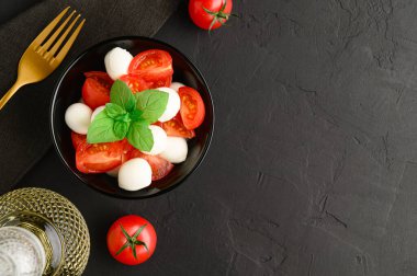 Sağlıklı beslenme konsepti. Mozzarella ve kiraz domatesli lezzetli bir yaz salatası..