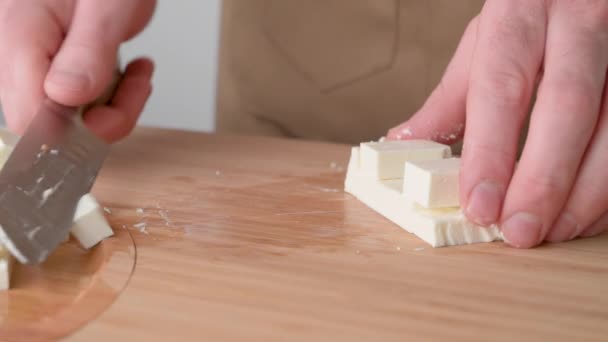 Chef corta queijo feta . — Vídeo de Stock