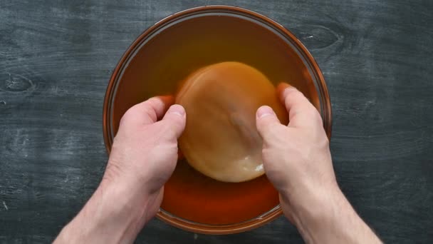 Matlagning hälsosam probiotisk kombucha dryck. — Stockvideo