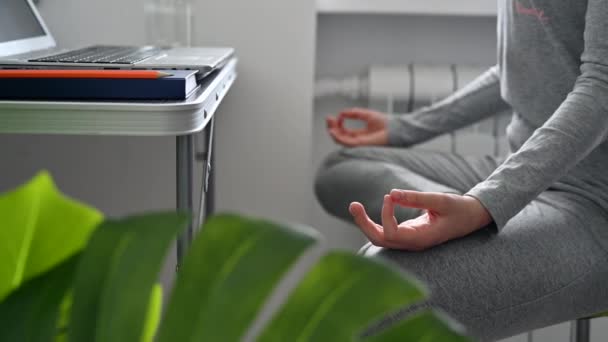 Giovane donna sta meditando a casa nel suo ufficio. Primi piani delle mani delle donne. — Video Stock