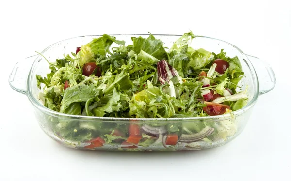 Groente salade in een glazen schaal op een witte achtergrond — Stockfoto