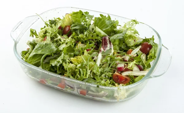 Groente salade in een glazen schaal op een witte achtergrond — Stockfoto
