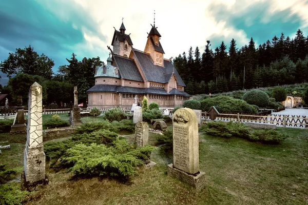 Histórico templo de madera Wang en Karpacz en Polonia . —  Fotos de Stock