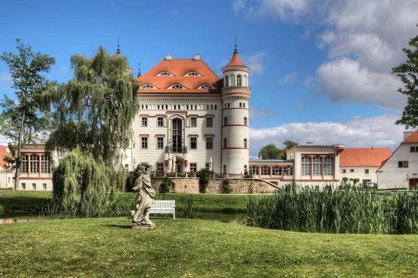 Historická budova palác Wojanow. Wojanow je město v Dolním Slezsku, jihozápadní Polsko — Stock fotografie