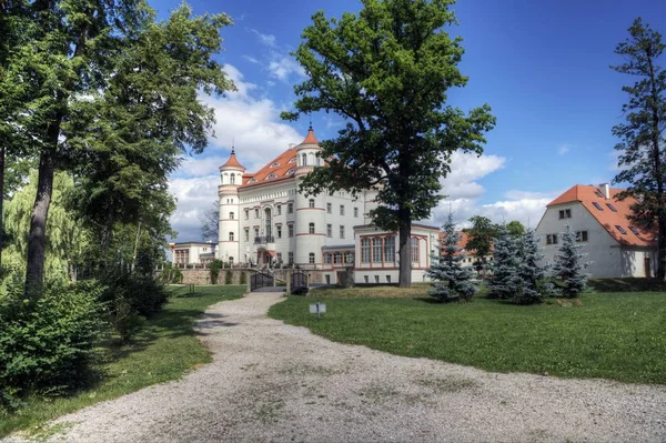 Historická budova palác Wojanow. Wojanow je město v Dolním Slezsku, jihozápadní Polsko — Stock fotografie