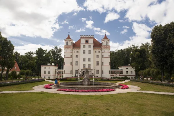 Edificio histórico del Palacio Wojanow. Wojanow es una ciudad en Baja Silesia, al suroeste de Polonia. — Foto de Stock