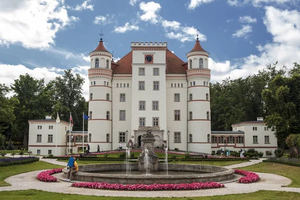 Edifício histórico do Palácio Wojanow. Wojanow é uma cidade da Baixa Silésia, no sudoeste da Polônia — Fotografia de Stock