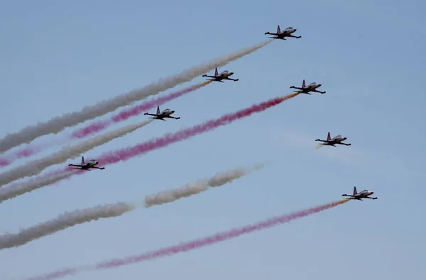 As Estrelas Turcas são a equipa de demonstração aeróbica da Força Aérea Turca . — Fotografia de Stock