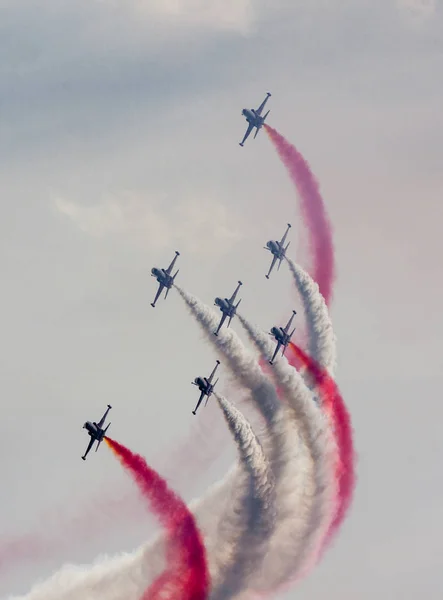 トルコの星はトルコの空軍の曲技飛行デモンストレーション チームです。. — ストック写真