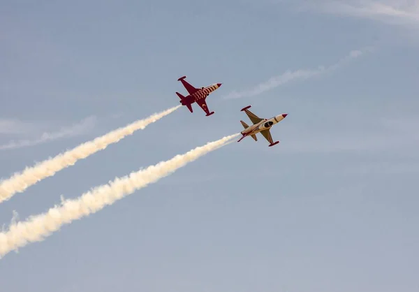 Le Turkish Stars sono il team dimostrativo acrobatico dell'Aeronautica Militare Turca . — Foto Stock