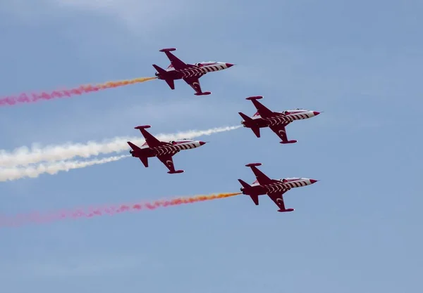 Las Estrellas Turcas son el equipo de demostración acrobática de la Fuerza Aérea Turca . —  Fotos de Stock