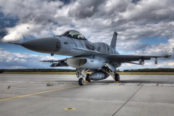 F-16 Bestrijding van valk — Stockfoto