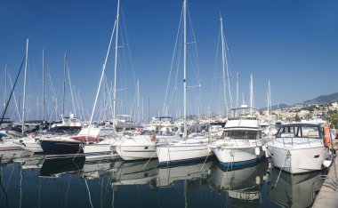 Bağlantı noktası ve Saint-Tropez limanda.