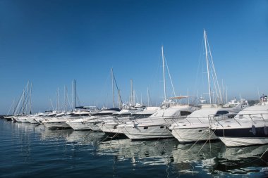 Bağlantı noktası ve Saint-Tropez limanda.