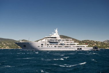 Bağlantı noktası ve Saint-Tropez limanda.