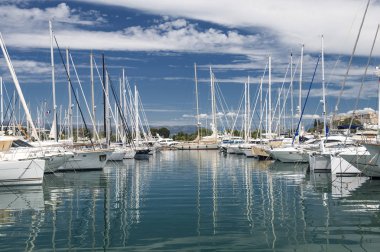 Bağlantı noktası ve Saint-Tropez limanda.