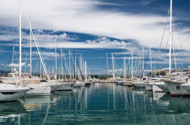 Bağlantı noktası ve Saint-Tropez limanda.