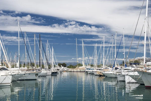 Bağlantı noktası ve Saint-Tropez limanda.