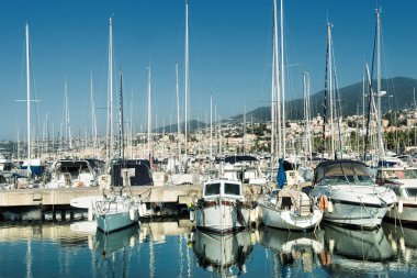 Bağlantı noktası ve Saint-Tropez limanda