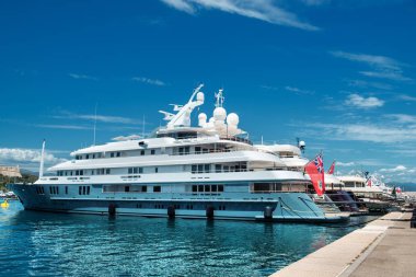 Bağlantı noktası ve Saint-Tropez limanda