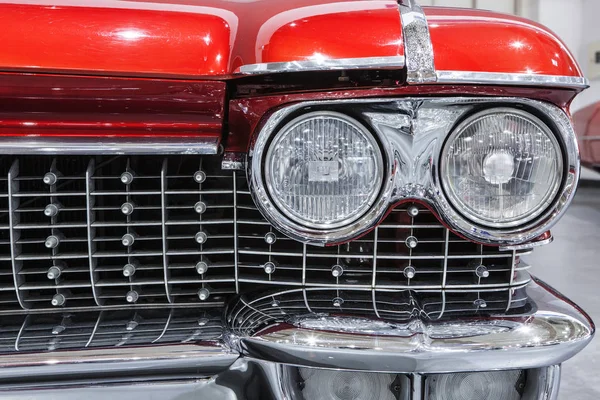 Старий і класичний американський автомобіль — стокове фото
