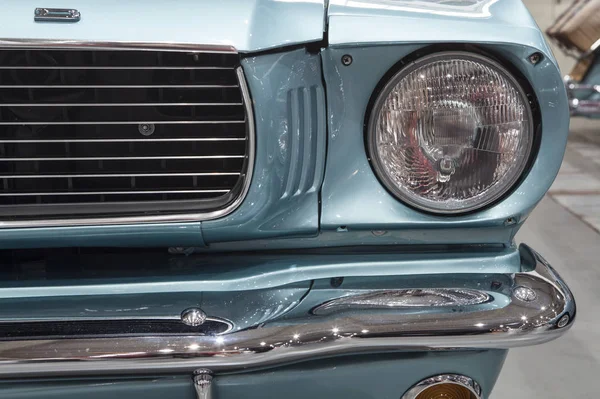 Старый и классический американский автомобиль — стоковое фото