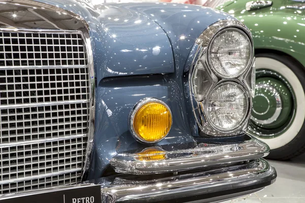 Νιάτα και vintege γερμανικό αυτοκίνητο — Φωτογραφία Αρχείου