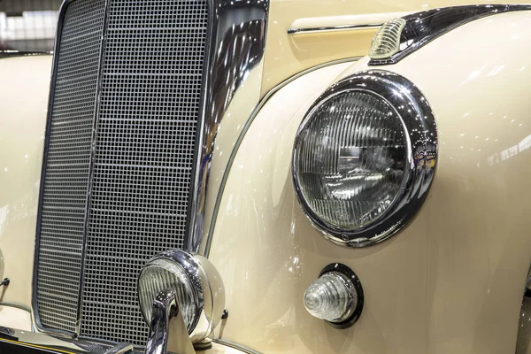 Νιάτα και vintege γερμανικό αυτοκίνητο — Φωτογραφία Αρχείου