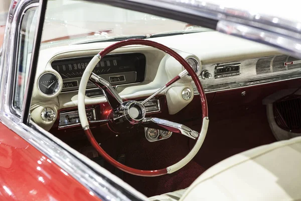 Interno di una vecchia e classica auto americana — Foto Stock