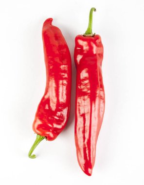 Beyaz arka planda kırmızı biber