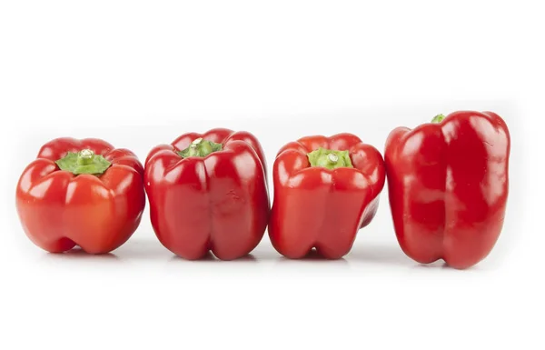 Κόκκινες πιπεριές σε λευκό φόντο — Φωτογραφία Αρχείου
